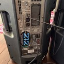 Zadní strana černého aktivního reproduktoru s ovládacím panelem. Na panelu jsou viditelné nápisy VOLUME, INPUT SENSITIVITY, EQ-MODE, REMOTE MODE a LI…