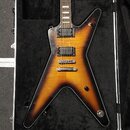 Elektrická kytara s korpusem ve tvaru „Flying V“ v barevném přechodu od žluté k černé. Nástroj má dva humbuckery, jeden tónový potenciometr a jeden p…
