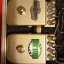 Dvě kytarové efektní pedály značky Marshall v béžovém provedení. Horní pedal má nápisy ECHOHEAD DELAY a EH-1, spodní pedal má nápis REGENERATOR MODUL…