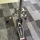 Kromáč na basový buben s černým pedalem a chromovanými částmi. Na pedalu je bílý nápis dw 5000 a pod ním text The Drummer's Choice®. V dolní části pe…