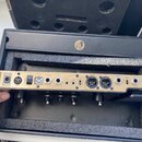 Zlatý audio rozhraní v černé krabici s pěnovou výplní. Na pravé straně je nápis HOTONE a vstup EXP 2/FS. Zařízení obsahuje různé konektory s popisky:…
