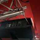 Černý akustický reproduktor z plastu, který je zavěšen na hliníkovém trámovém systému. Na zadním panelu jsou viditelné nápisy „PRO-FEST“ a logo s pět…