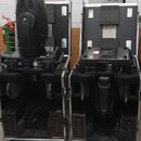 Dvě černé transportní bedny na kolečkách s vnitřním polstrováním. V levé bedně stojí černý jevišní reflektor s logem "at". V pravé bedně leží černý z…