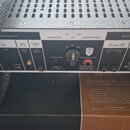 Zadní strana zesilovače s bílým panelem a různými konektory. Jsou zde viditelné nápisy USB, S/PDIF OUT a FOOT SWITCH u příslušných vstupů. V pravé čá…