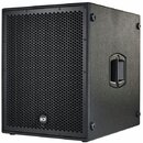 Černý subwoofer v kostkovém provedení s texturovaným povrchem. Přední stranu tvoří kovová mřížka s voštinovým vzorem, ve které je umístěno bílé logo…