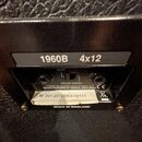 Detail zadní strany kytarového reproduktoru s černým povrchem. Na štítku je uveden model 1960B a konfigurace 4x12. Nápisy na panelu zahrnují MONO, 15…