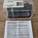 Plastová krabička s černým snímačem pro basovou kytaru. Na bílém štítku je nápis DP123BK, DiMarzio Model J™, black a údaje o distributoru Sound Servi…