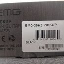 Fotografie znázorňuje kartonové balení snímače. Na krabici je nápis EMG PICKUP FOR GUITAR /BASS, CE, MADE IN THE USA SINCE 1976 a symbol recyklace. B…