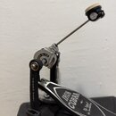 Fotografie zobrazuje černý pedál k bicím s kovovými mechanismy. Na stupni a na bočním vzpěračném prvku je bílý nápis IRON COBRA, přičemž na stupni je…