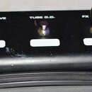Černý kytarový efektový pedalboard s pěti stoupacími spínači. Nad spínači jsou bílé nápisy CLEAN, OVERDRIVE, TUBE O.D., FX LOOP a GRAPHIC EQ. Pod kaž…