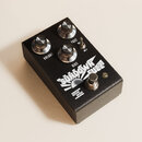 Černý efekt pedál s nápisy VOLUME, FUZZ a BIAS. Na spodní části je bílý grafický symbol slunce a nápis SUNDOWN FUZZ s malým logem RETRO SPRINT. Zaříz…