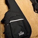 Černý softcase na kytaru s přední kapsou. Na horní části a na kapse je bílé logo Seagull. Zip přední kapsy je v horní části bílý, ve spodní části čer…