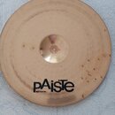 Kulatý činely z mosazi v přirozené zlatavé barvě. Na povrchu je černý nápis pAiste a pod ním menší text MADE IN GERMANY. Povrch vykazuje drobné tmavé…