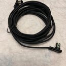 Černý audio kabel s UBC konektorem na jednom konci a pravoúhlým 6,3mm jackem na druhém. Na kabelu je bílý nápis RockBoardie Professional Cables. Povr…