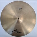 Kruhové činely v bronzové barvě s jemným žilkováním povrchu. V horní části je černý nápis MEDIUM RIDE 20"/51cm a v dolní části černé logo Zildjian. P…