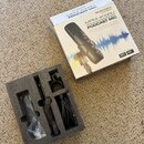 Fotografie zobrazuje mikrofon Marantz MPM-4000U v originálním balení. V pěnovém vložce je umístěn černý kondenzátorový mikrofon zabalený v plastové f…