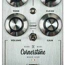 Kovový kytarový předzesilovač stříbrné barvy s nápisem Cornerstone MUSIC GEAR a GLADIO PREAMP. Na horní straně jsou čtyři kovové otočné knoflíky s po…
