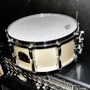Bílá snare drum s chromovaným obručováním a ladicími šrouby. Na bláně je viditelné logo REMO s nápisem MADE IN USA. Nástroj vykazuje mírné známky opo…