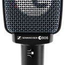 Černý dynamický mikrofon s obdélníkovou mřížkou. Na spodní části hlavy je bílý nápis SENNHEISER e906. Na spodní části těla je bílé označení CE. Povrc…