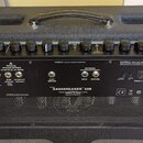 Zadní strana černého kytarového komba s texturovaným povrchem. Na zadním panelu je nápis BASSBREAKER 30R a pod ním menší text FENDER MUSICAL INSTRUME…