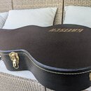 Černý tvrdý kufýr na kytaru s texturovaným povrchem a bílým prošíváním po okrajích. Na horní části je zlatý nápis GRETSCH. Kufýr má zlaté kovové zámk…