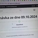 Fotografie zachycuje obrazovku počítače s otevřeným webovým prohlížečem. Je vidět detail objednávky z e-shopu Thomann s textem „Objednávka ze dne 09.…