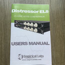 Fotografie zachycuje uživatelskou příručku s nápisem USERS MANUAL. V horní části je zelený pruh s textem Distressor EL8 a CLASSIC KNEE COMPRESSION. U…