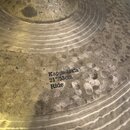 Kroužkový činel typu ride s kovaným povrchem a viditelnými důlky. Na povrchu je černý nápis Kappadokia 21"/53cm Ride. Povrch vykazuje známky opotřebe…