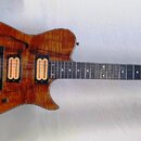 Elektrická kytara s polodupatým tělem v přirozené dřevěné barvě s výraznou masou. Na hlavě hředu je vidět nápis CARVIN. Nástroj má dva humbuckery, hm…