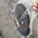 Fotografie zachycuje cívku s hnědou páskou v průhledném plastovém obalu. Na papírové etiketě je viditelné logo "BB". Ostatní nápisy na obalu a etiket…