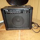 Černý kytarový kombo zesilovač značky Harley Benton, model HB-20G. Na ovládacím panelu jsou popisy sekcí Overdrive, Normal a Equalization s knoflíky…