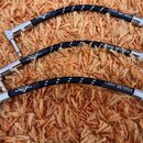Tři černé pletené kable s úhlovými kovovými konektory. Na kabelech jsou bílé nápisy FG6ILLBS A2Q411 a logo Custom Cable Shop. Povrch kabelů i konekto…