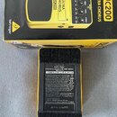 Fotografie zobrazuje žlutý kytarový efekt UC200 ULTRA CHORUS značky behringer, který leží na své původní krabici. Na spodní straně pedálu je černý su…