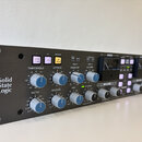 Šedý rackový procesor s nápisem Solid State Logic na levém boku. Přední panel obsahuje několik otočných knoflíků, tři podsvícená tlačítka s nápisy LO…