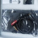Na fotografii je černý kabel s červeným konektorem, který leží na plastovém obalu a bílém polystyrenu. Na červené části konektoru je bílý nápis SILEN…