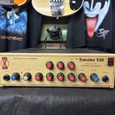 Zlatý basový zesilovač s nápisy EDEN, DAVID EDEN a The Traveler 550. Na předním panelu jsou uvedeny texty Twin Triode Tube Pre Amplifier, World Tour…