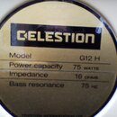 Kruhová štítková nálepka reproduktoru značky CELESTION. Je na ní uveden Model G12 H, Power capacity 75 WATTS, Impedance 16 OHMS a Bass resonance 75 H…