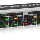 Stříbrný rackový procesor s černým horním panelem a nápisem COMPOSER PRO-XL. Na levé straně je text COMPOSER PRO-XL, AUDIO INTERACTIVE DYNAMIC PROCES…