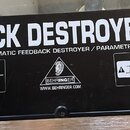 Černý panel s bílými nápisy. V horní části je velký text FEEDBACK DESTROYER PRO a pod ním menší nápis 24-BIT DUAL-ENGINE AUTOMATIC FEEDBACK DESTROYER…