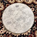 Bílá bubnová blána s kovovým obručem. V horní části je logo REMO a nápisy WEATHERKING, POWERSTROKE II 2400 a MADE IN U.S.A. Povrch blány vykazuje výr…