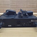 Zadní strana černého elektronického zařízení s dvěma vytaženými anténami. Na zadním panelu jsou nápisy AF OUTPUT XLR BALANCED -12dBV, UNBAL, MUTE LEV…