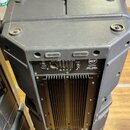 Zadní strana černého aktivního reproduktoru značky RCF. Na ovládacím panelu je nápis „RCF“, „ART 500A“ a „Active Speaker System“. Jsou zde viditelné…