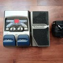 Stříbrný kytarový procesor s černým pedálem a přiloženým černým napájecím adaptérem. Na přístroji je nápis RP80 a MODELING GUITAR PROCESSOR, dále jso…