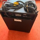 Černý basový kombozesilovač s nápisem BASS AMPLIFICATION SYSTEM a logem Mesa Boogie. Na zadní straně je vidět štítek s texty A PRODUCT OF PREMIER ELE…
