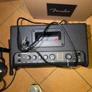 Černý kytarový kombozesilovač s nápisem MUSTANG LT25. Na ovládacím panelu jsou knofíky s popisky GAIN, VOLUME, TREBLE a MASTER, dále vstupy INPUT a A…