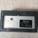 Zadní strana černého ladicího pedálu s kovovým spodním panelem. Na štítku je uveden název Ibanez TUNER LU20, specifikace BATTERY S-006P(9V) a AC ADAP…