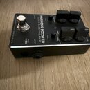 Černý basový předzesilovač s kovovým šasi a stříbrným lemováním. Na horní ploše je nápis HARMONIC BOOSTER CLEAN BASS PREAMP a vlevo text DARKGLASS EL…