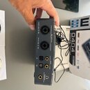 Šedý obdélníkový audio interface s dvěma vstupními jackovými konektory. U horního vstupu je nápis A Hi-Z / Line - Mic a u spodního B Hi-Z / Line - Mi…