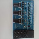Modré multifunkční efektové pedály s nápisem BOSS ME-50 GUITAR MULTIPLE EFFECTS. Zařízení obsahuje tři stoupací spínače s označením OD/DS, MOD a DELA…