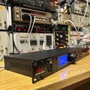 Černý rackový procesor s logem dbx a nápisem PROFESSIONAL PRODUCTS. Na předním panelu je vidět vstup označený jako XLR MIC INPUT, modrý displej a ovl…